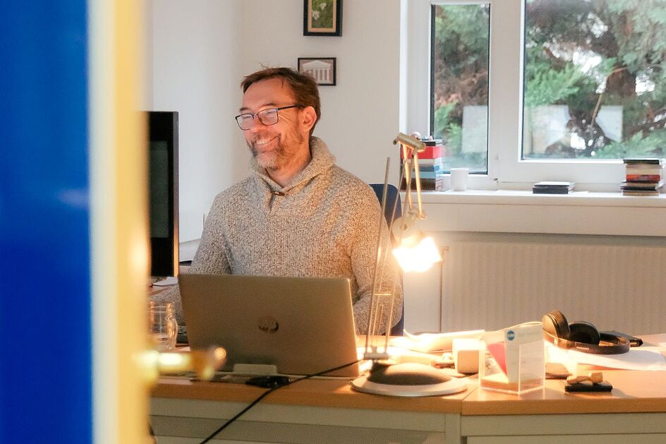 Leiter der Hörbücherei Alex Guano in seinem Büro