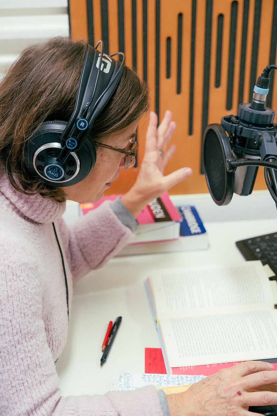 Sprecherin der Hörbücherei am Aufsprechen eines Hörbuches