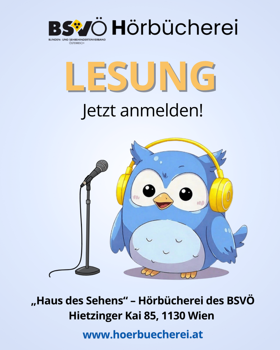 Live Lesung der Hörbücherei. Abbildung der kleinen blauen Eule Hörmine mit gelben Kopfhörern hinter einem Micro.