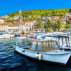 Malerischer Anblick von Booten und Häuschen in einer Bucht der Insel Hvar ©Vitalplus Reisen