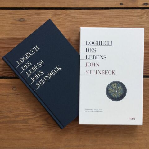 Buchansicht Logbuch des Lebens. Weißes/schwarzes Cover mit Seeigelskelett