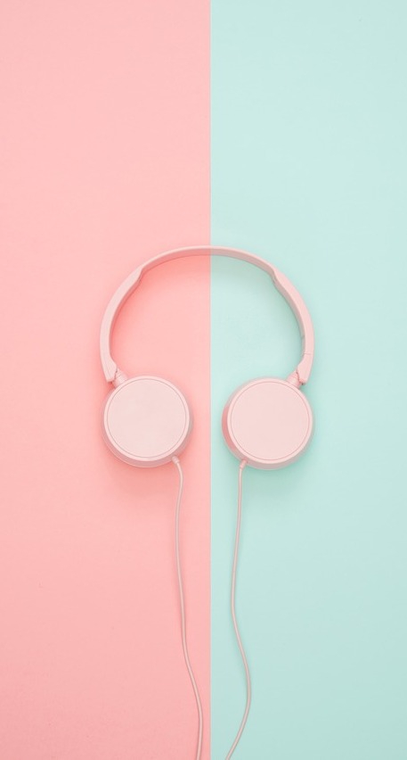 Kopfhörer vor einem pastellfarbenen Hintergrund © CC0 lizenz
