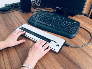 Arbeit an der Braille-Zeile © BSVÖ