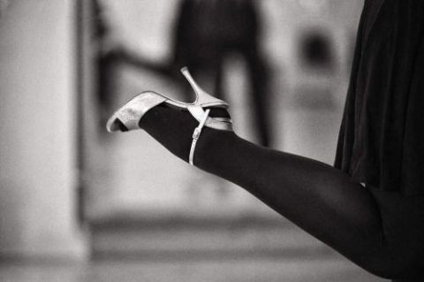 Ausschnitt der Ansicht einer tanzenden Frau - das Bein angewinkelt, am Fuß einen glänzenden Tanzschuh © lilis ballroom