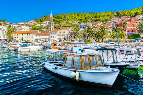 Malerischer Anblick von Booten und Häuschen in einer Bucht der Insel Hvar © Vitalplus Reisen