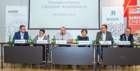 Podium der Pressekonferenz © Österreichischer Behindertenrat / Michael Janousek